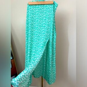 H&M viscose green and white skirt - size 8 (runs small) NWT